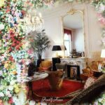 花とヨーロッパのホテルの椅子