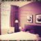 紫色の枕のダブルベッド