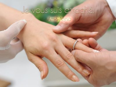 結婚式で指輪交換している新婚夫婦の手