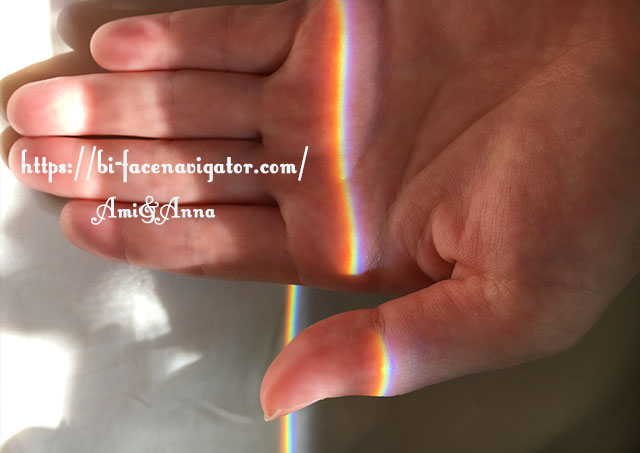 手の平に映し出された太陽のスペクトル