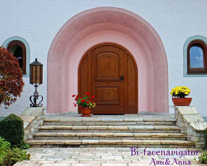ピンクの壁と木の玄関