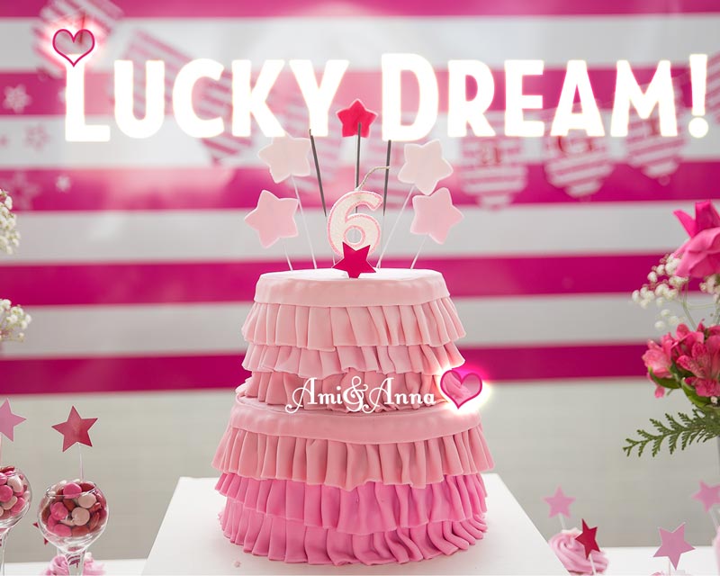 ピンク色の誕生日ケーキ