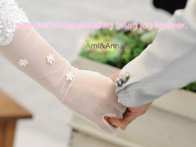 結婚式で手を繋いでいる夫婦